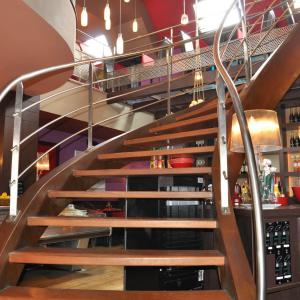 escalier montant à l'étage